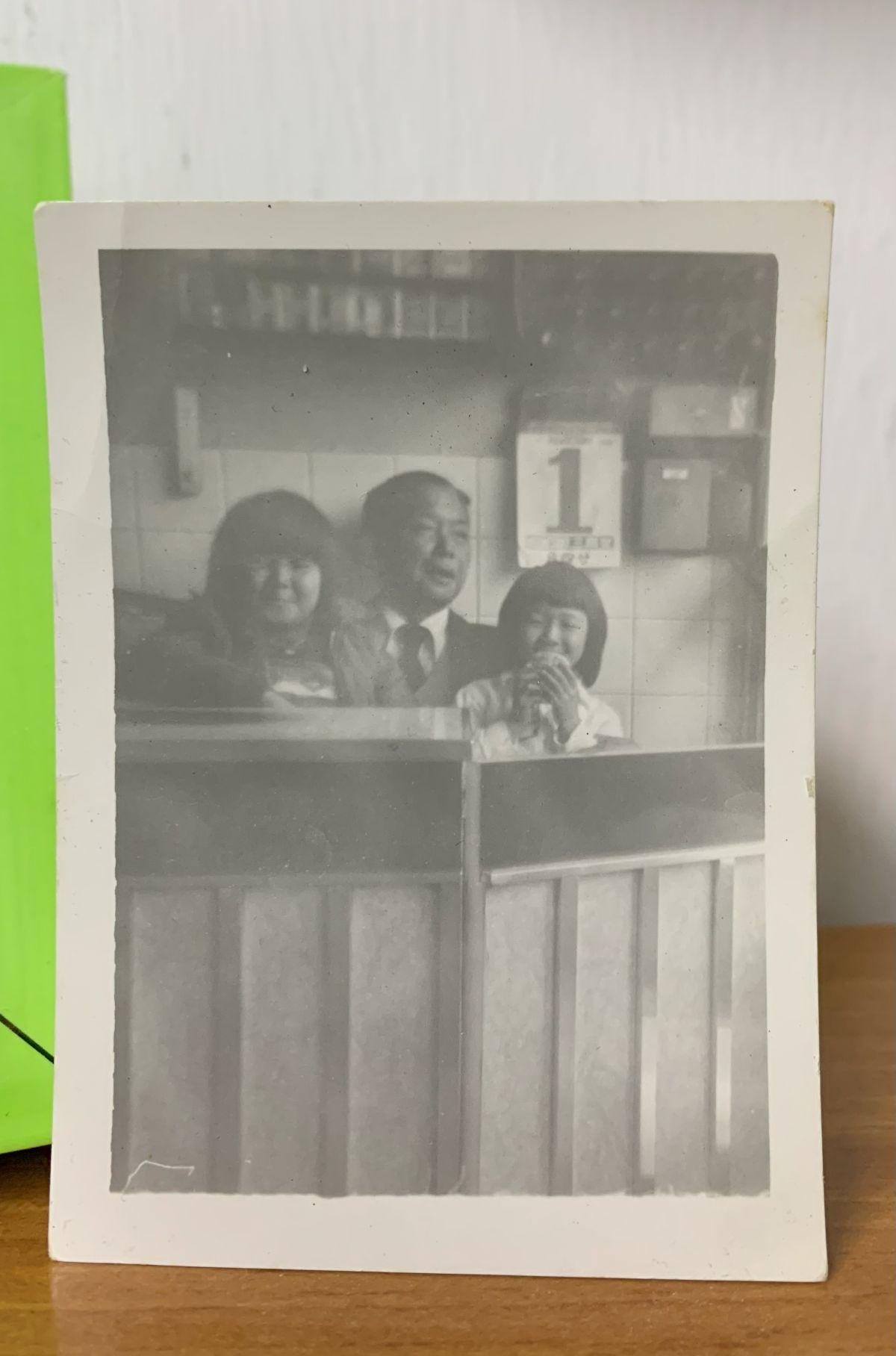 三家姐兒時和姊姊在廣成合照。(三家姐提供相片)