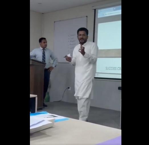 男教師走來走去講課。(互聯網)