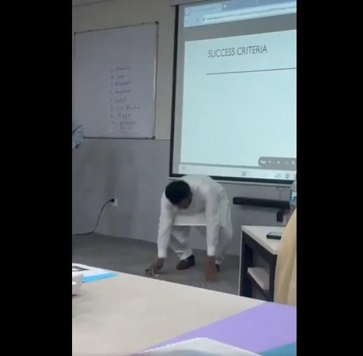 男教師突然慢慢跪下。(互聯網)