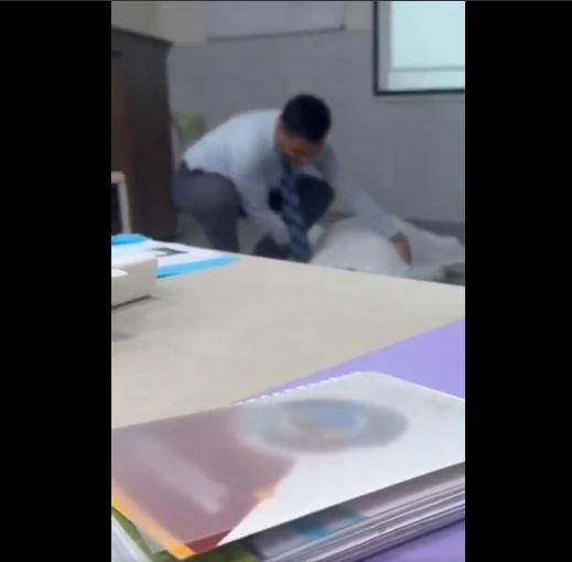 男子上前協助,扶著教師。(互聯網)