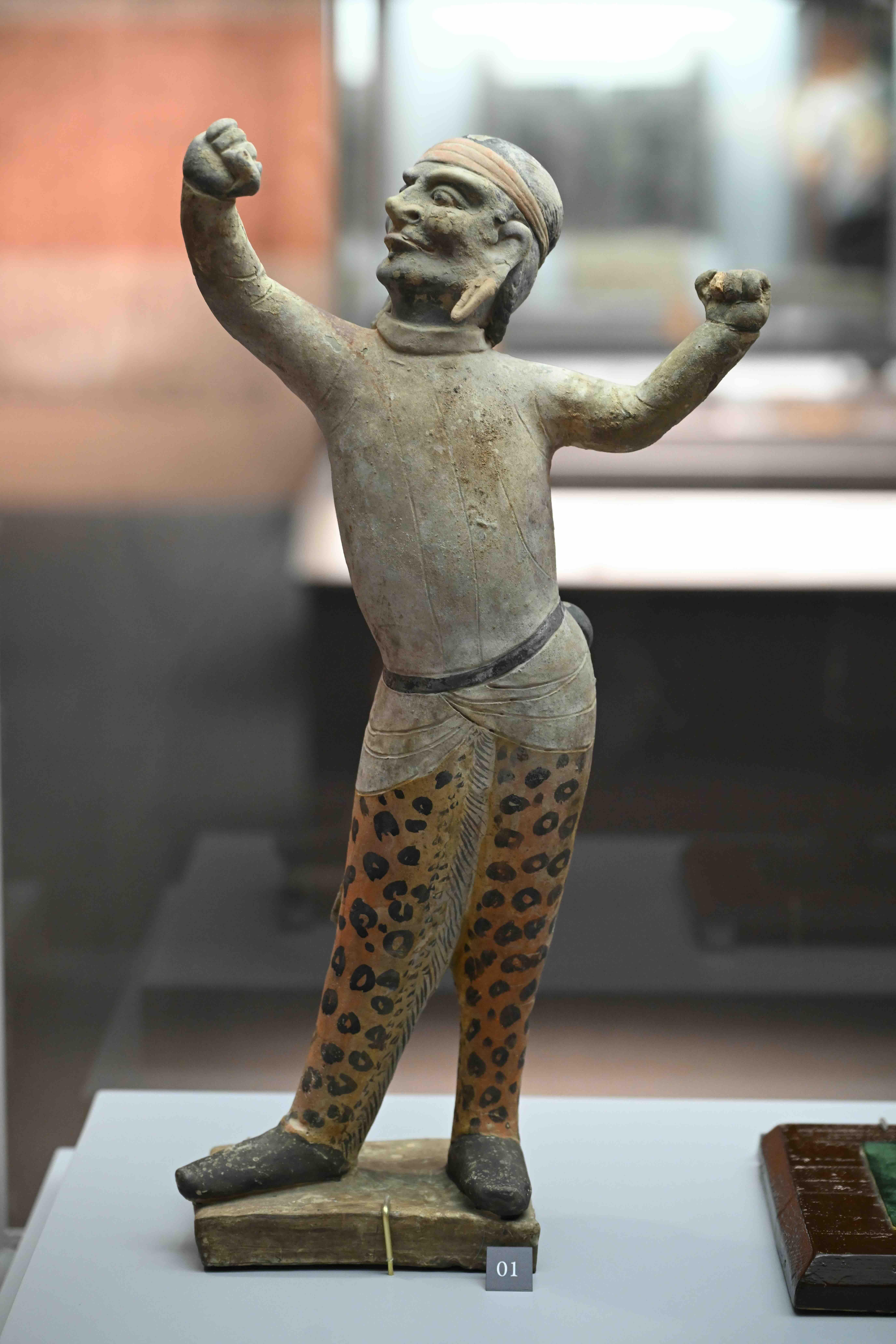 「彩繪黑人舞俑」2001年在甘肅慶城穆泰墓出土,被網民稱為穿豹紋瑜伽褲的「健身初哥」。(慶城縣博物館藏)