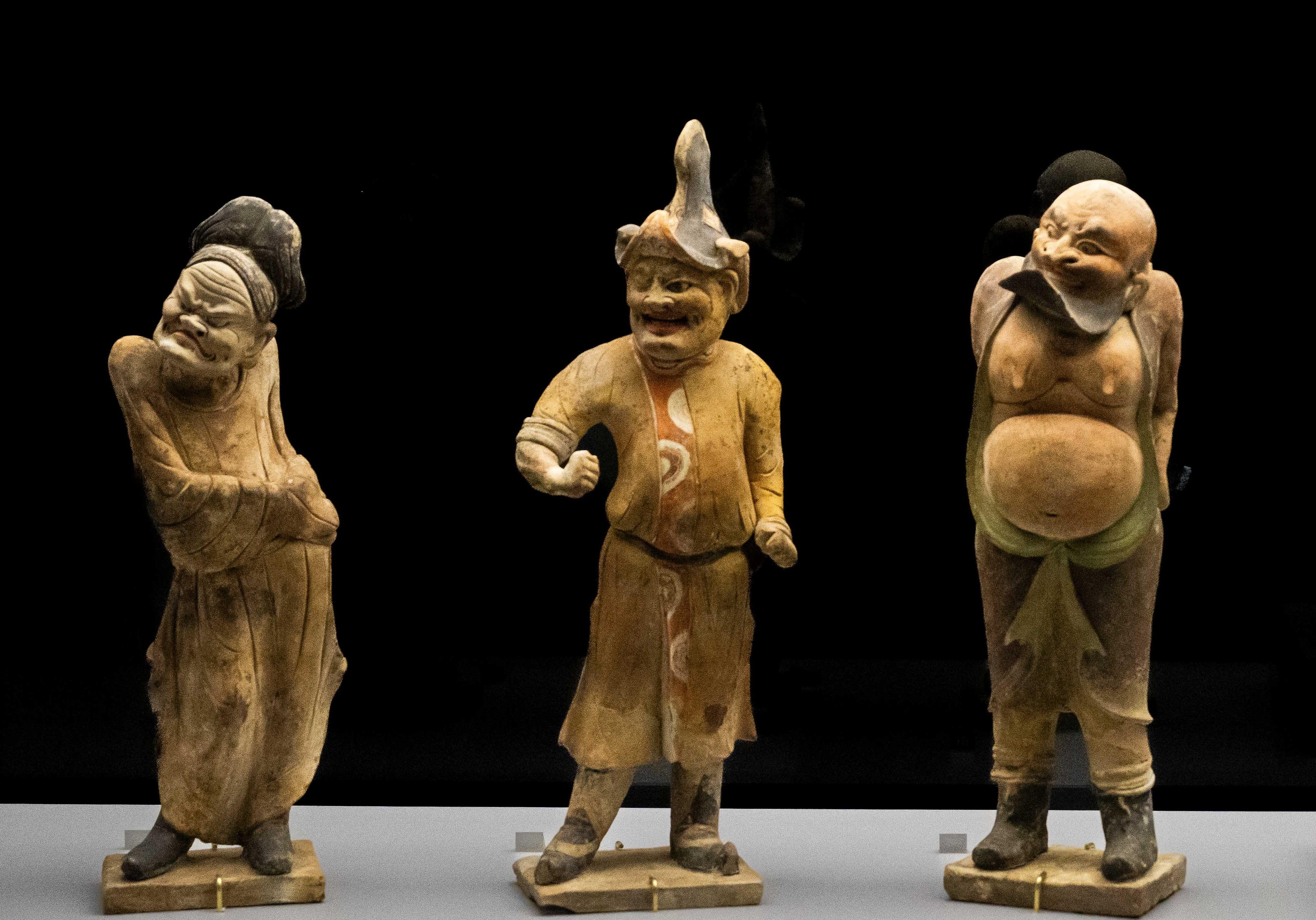 甘肅慶城穆泰墓出土的「彩繪滑稽戲俑」(左)、「參軍戲俑」(中)及「袒胸胡人俑」(右),反映唐代多姿多彩的娛樂文化。(慶城縣博物館藏)