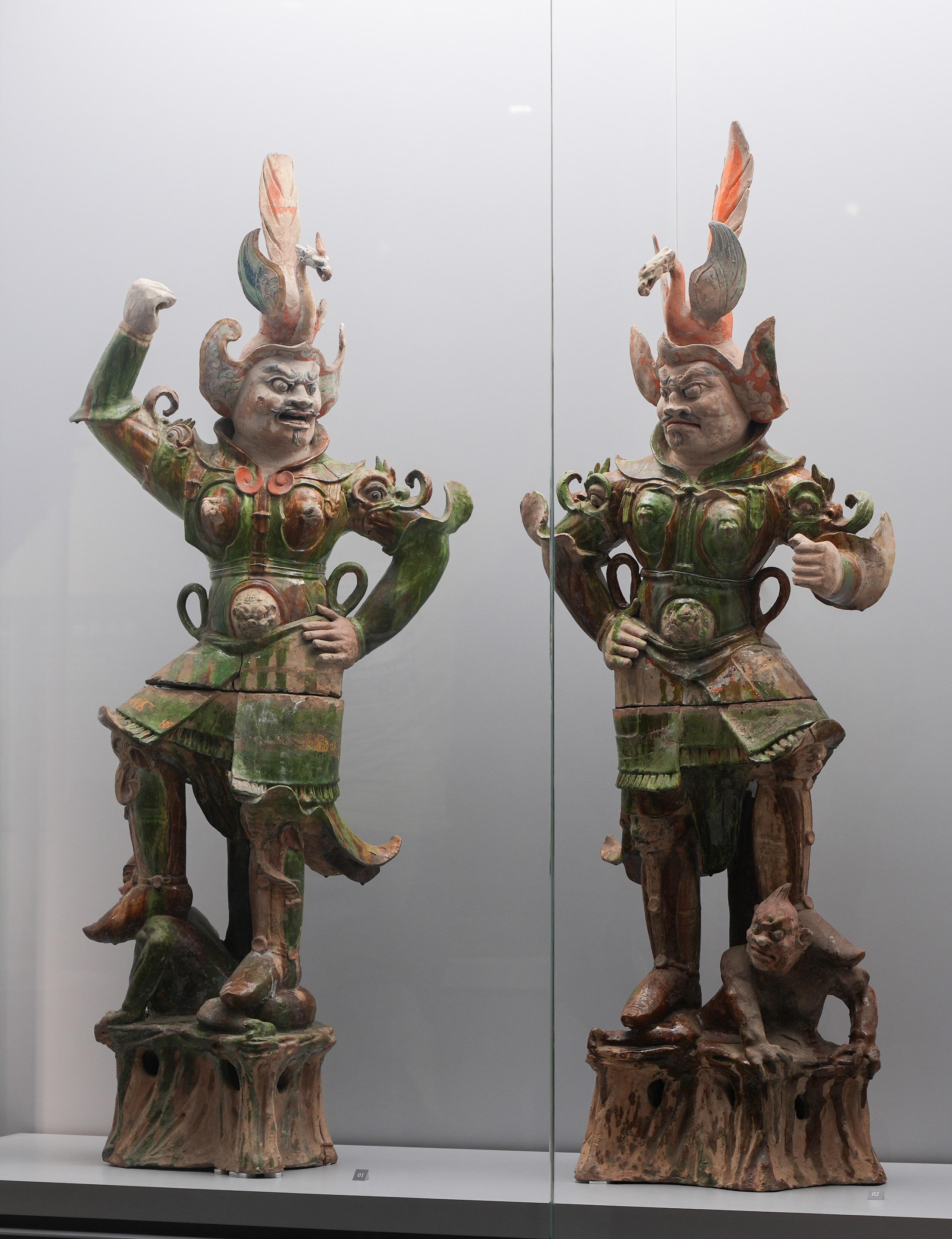 甘肅秦安縣葉家堡唐墓出土的「三彩天王俑」是唐代三彩藝術的重要代表,天王豎目怒眉、足踏小鬼、身穿明光鎧甲、戰袍線條流暢,盡顯唐代武士英姿。(甘肅省博物館藏)