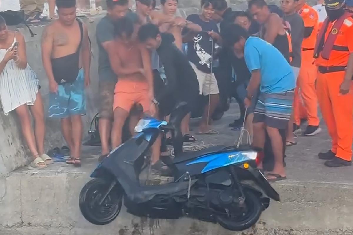 電單車事後需要合眾人之力拉回上岸。(用戶_10zlny@Threads)