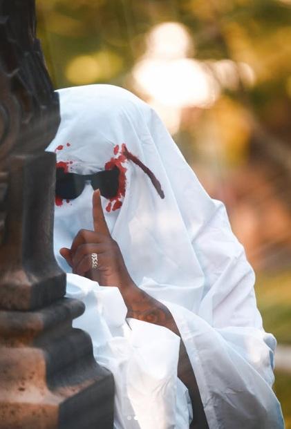 T-Hood遭槍殺前幾星期才在IG分享他於墓地拍攝的MV,片中他披著白布扮鬼。(互聯網)