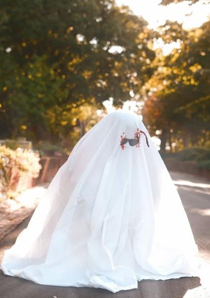 T-Hood遭槍殺前幾星期才在IG分享他於墓地拍攝的MV,片中他披著白布扮鬼。(互聯網)