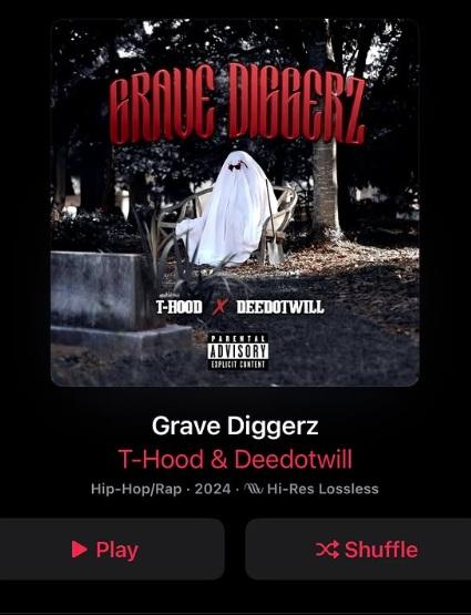 T-Hood在墓地拍MV,披著白布扮鬼。(互聯網)