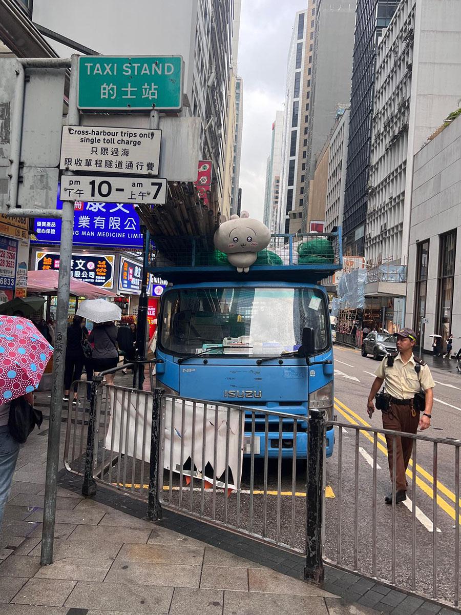 有網民遇上車頭放有Chiikawa大型公仔的貨車。(網民cantosloth@Threads)