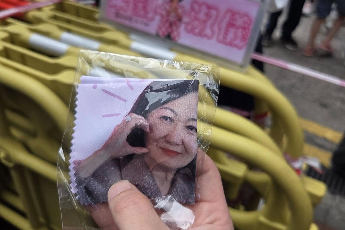 有葉劉粉絲自製應援物。(網民Cervantes Cheung@FB群組「我老公娶咗葉劉導致婚姻破裂關注組」)