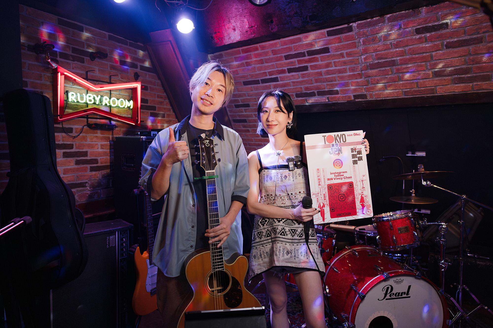 泳兒殺入當地著名Live House「Ruby Room」。