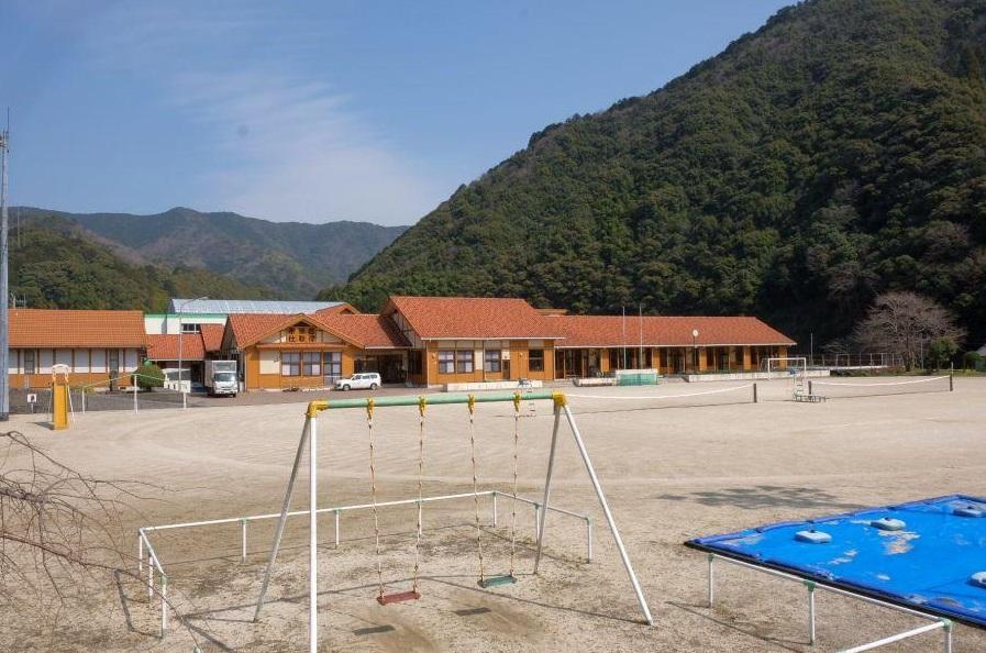 「高知縣宿毛市愛媛縣南宇和郡愛南町篠山小中學校組合立篠山小學校‧中學校」操場等設施。(互聯網)