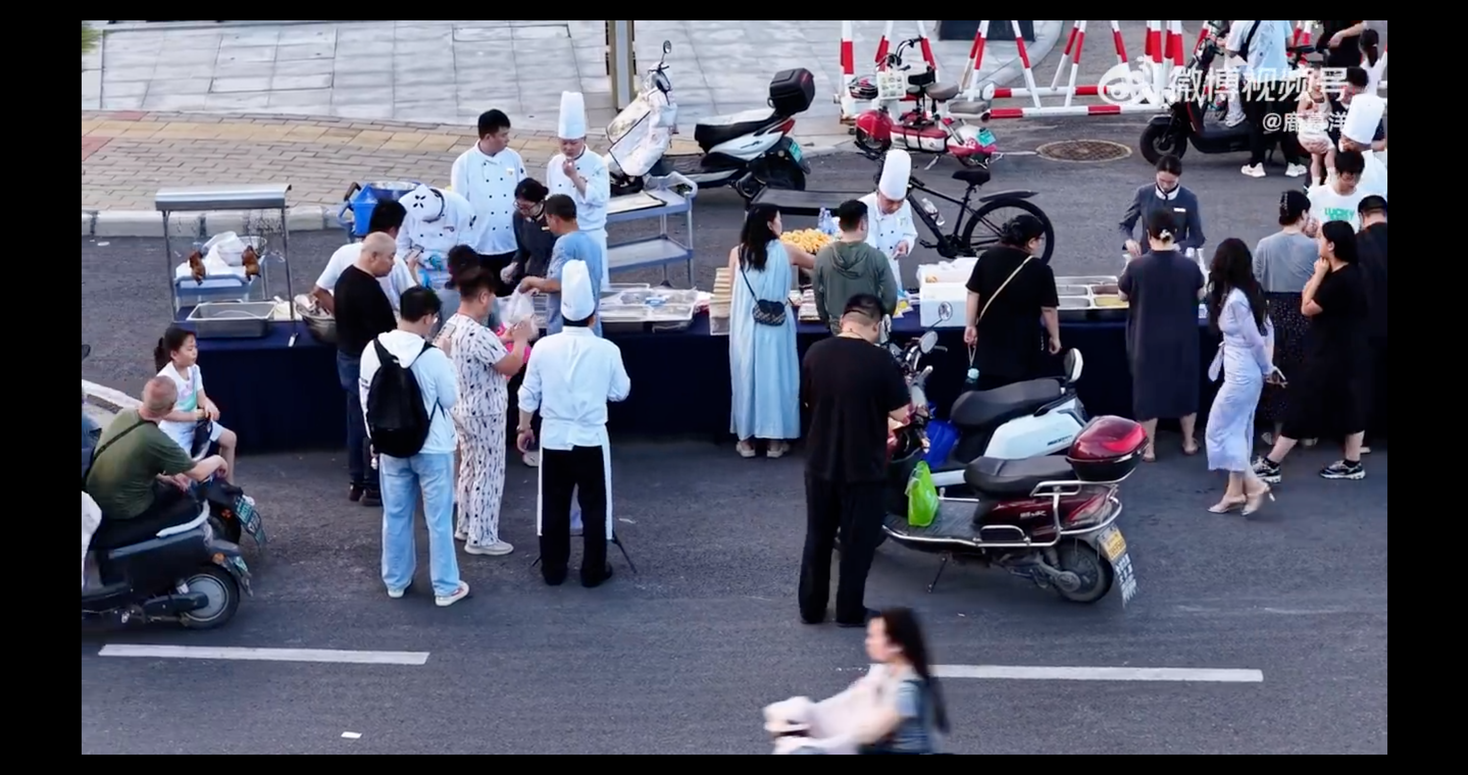 根據統計,全中國至少15家酒店擺攤,除因需求疲軟,官方和企業差旅、宴會預算縮減,以及公務員聚餐、飲酒限制,都是主因。