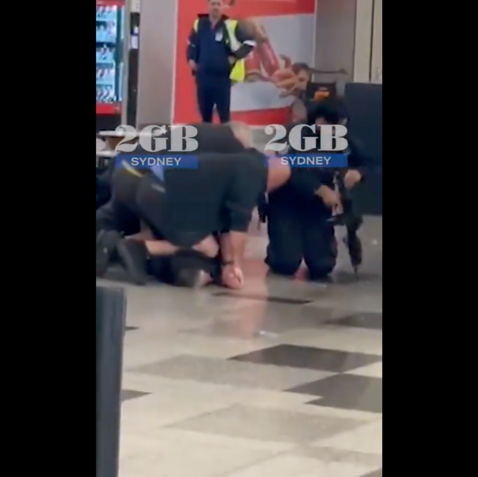 澳洲悉尼機場(Sydney Airport)傳出一宗意外槍擊事件。一名41歲男子因行跡可疑遭到機場警察盤問,不料男子試圖以語言和肢體攻擊警察,在過程中一名警察的槍枝意外走火。目前這名男子已被逮捕。