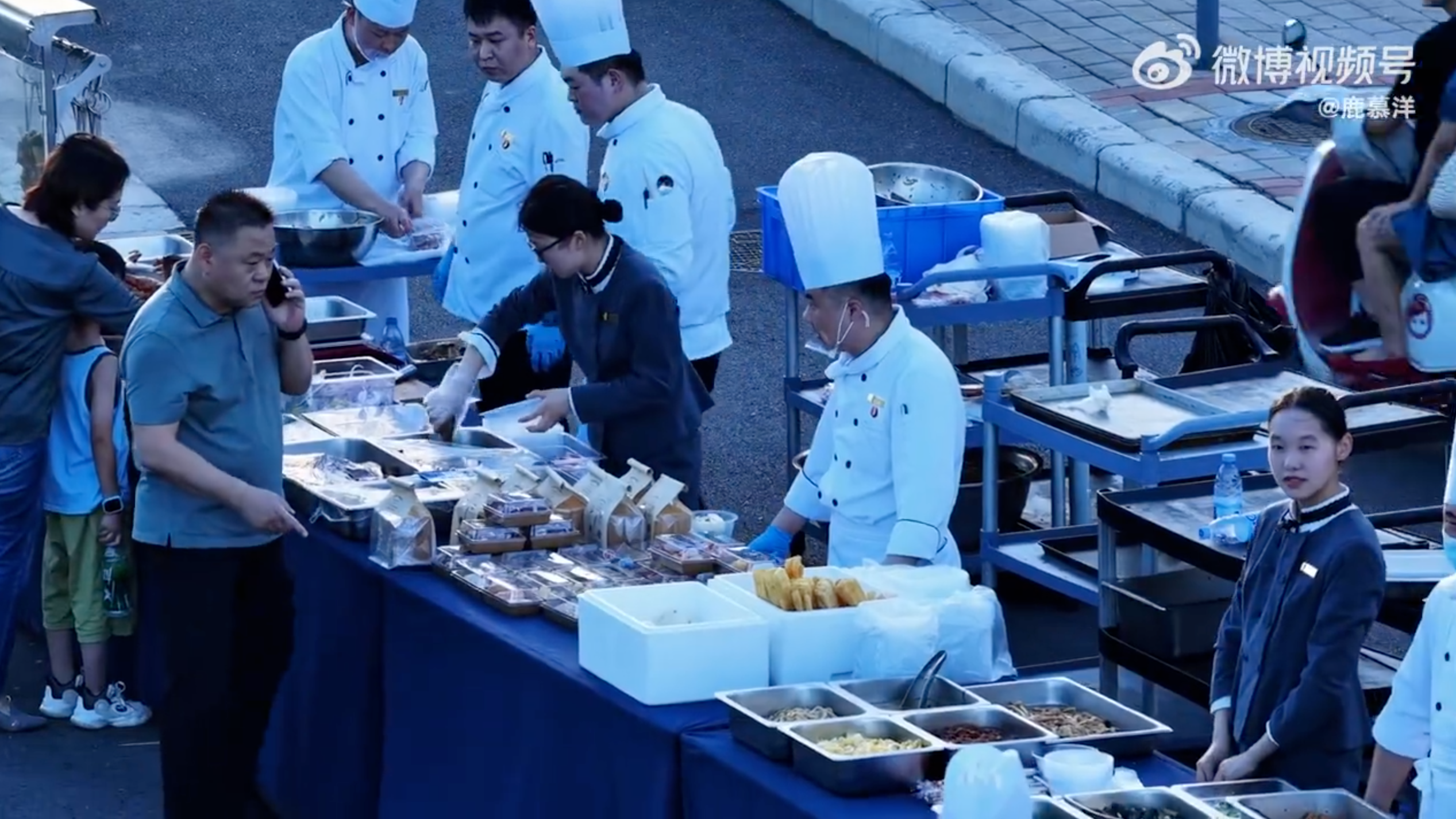 根據統計,全中國至少15家酒店擺攤,除因需求疲軟,官方和企業差旅、宴會預算縮減,以及公務員聚餐、飲酒限制,都是主因。