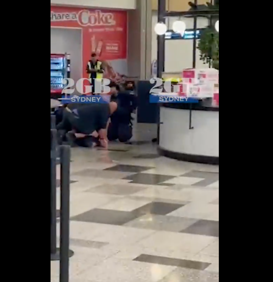 澳洲悉尼機場(Sydney Airport)傳出一宗意外槍擊事件。一名41歲男子因行跡可疑遭到機場警察盤問,不料男子試圖以語言和肢體攻擊警察,在過程中一名警察的槍枝意外走火。目前這名男子已被逮捕。