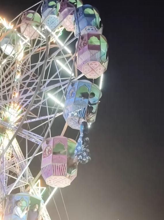 印度巴塔帕拉一間遊樂園內,一名女子不慎從車廂中跌了出去。(影片截圖)