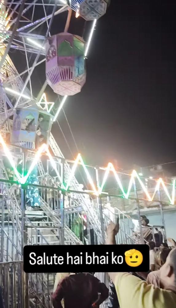 女子扶住的摩天輪車廂一度接近地面,但後來又升回半空。(影片截圖)