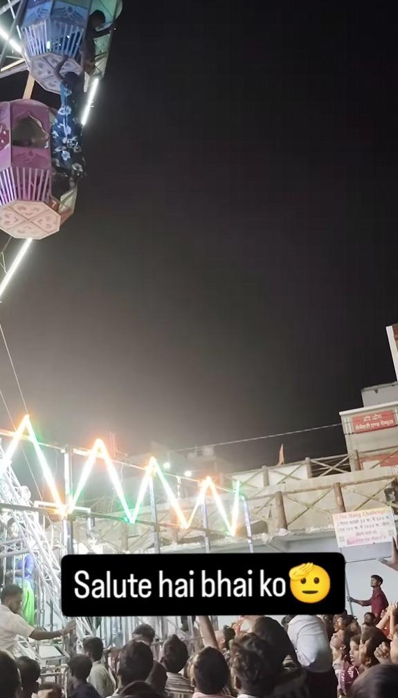 摩天輪意外時,當地工作人員「零裝備」下爬到車廂上。(影片截圖)