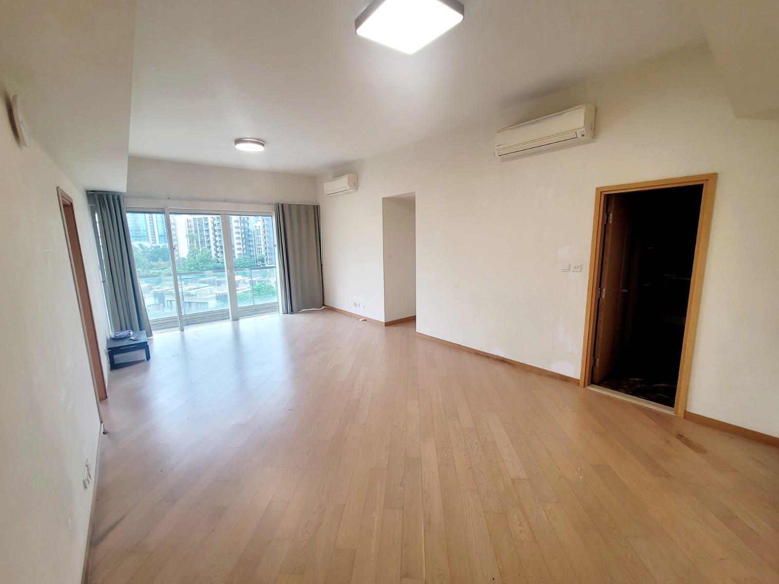 單位擁有巨廳,面向屋苑內園。