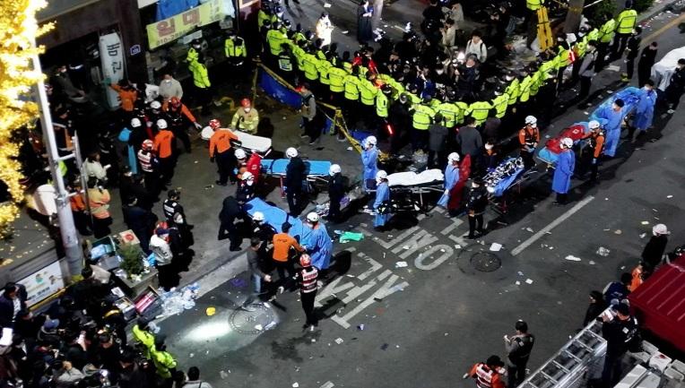 梨泰院人踩人悲劇當日,消防等救援人員陸續運走罹難者遺體。(資料圖片)