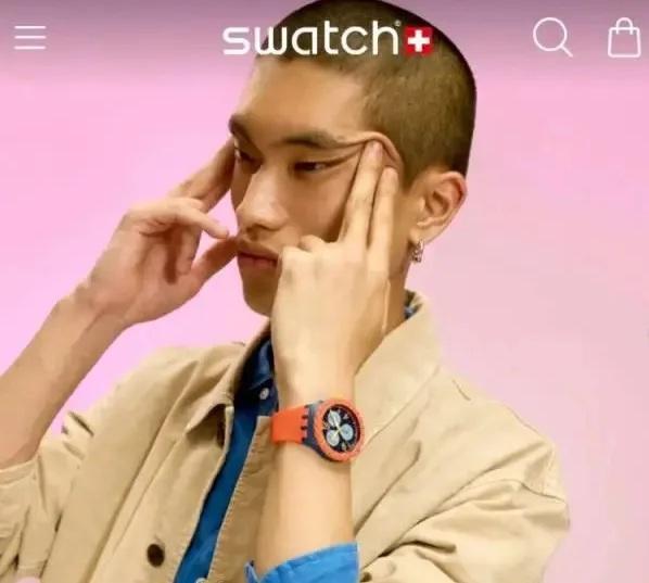 在Swatch最新宣傳照片中,亞裔面孔的男模特兒用雙手將兩眼眼角往上拉,被內地網民批評涉種族歧視。(互聯網)