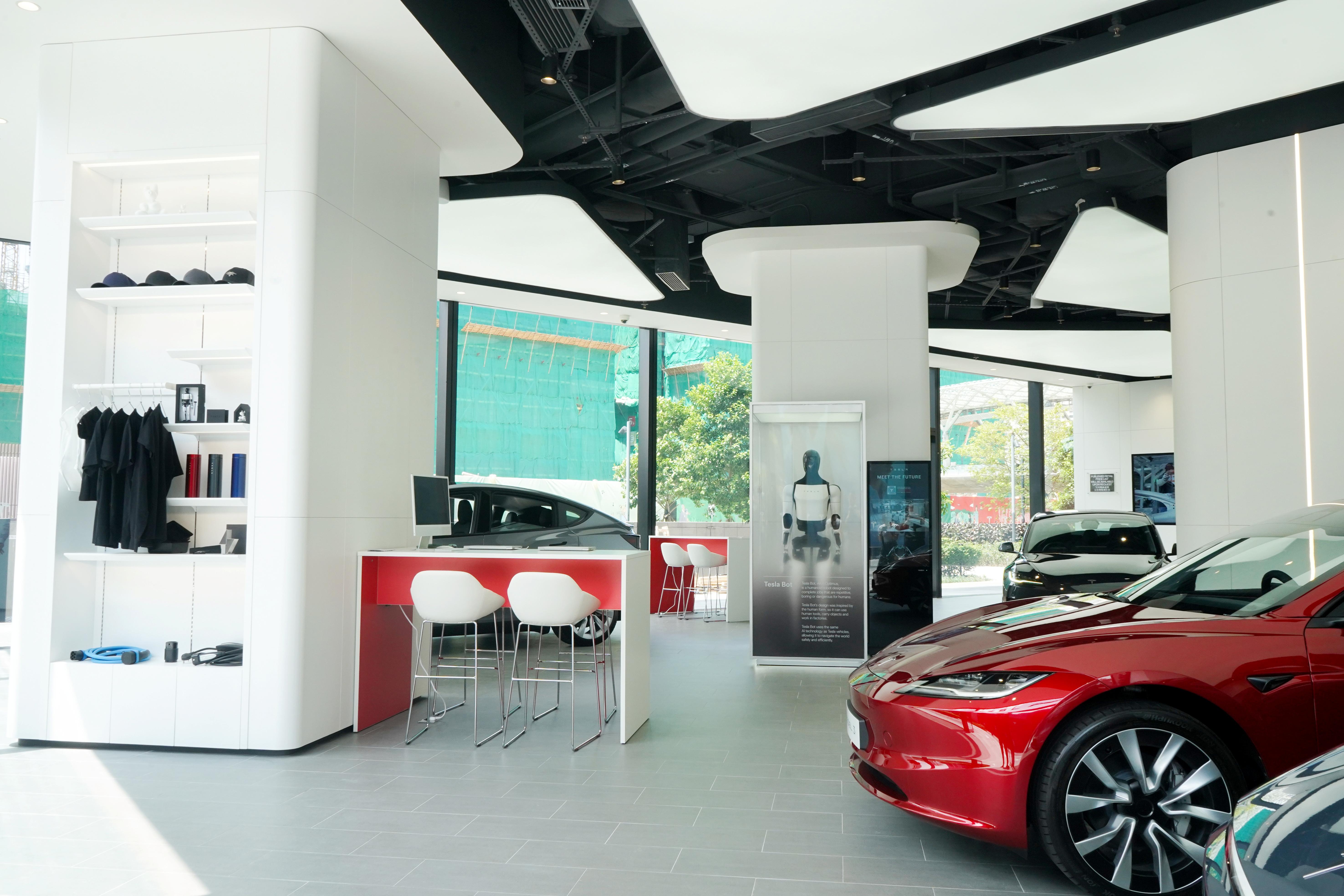 Tesla AIRSIDE體驗中心可觀賞第二代Optimus人形機械人。