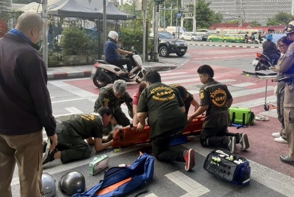 救護員替女傷者初步治理後送院。(互聯網)