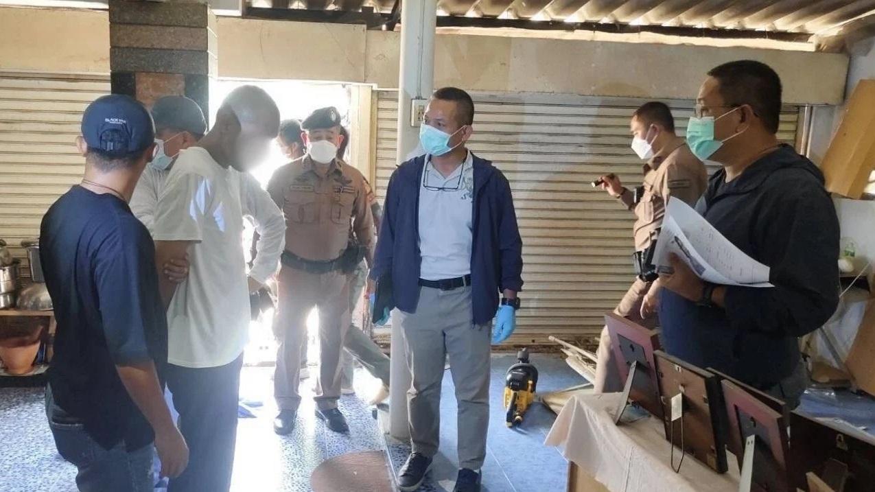 警員在案發單位調查,現場傳出陣陣屍臭。(互聯網)