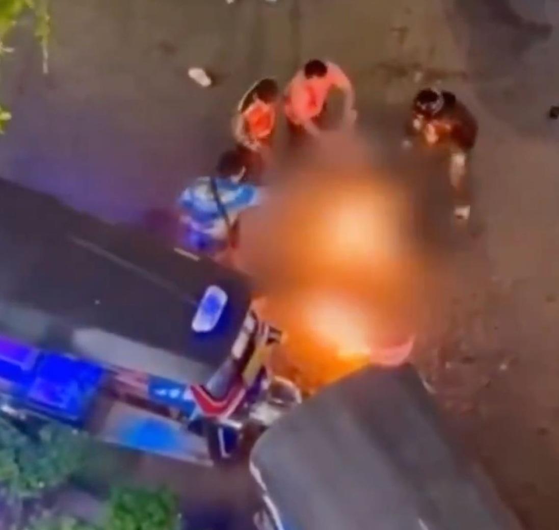 有民眾當日拍到,馬來西亞情侶遭縱火後,數人合力撲熄火勢。(互聯網)