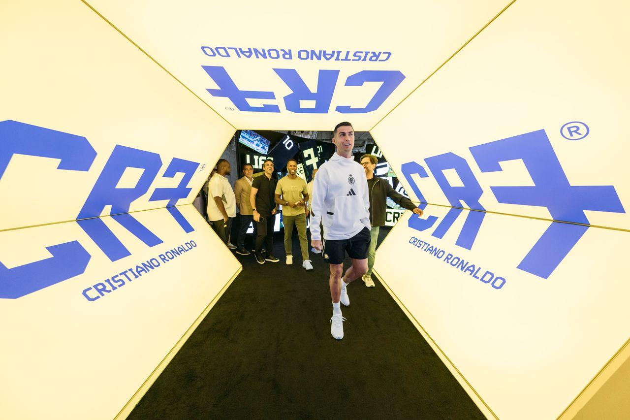 沙特超級盃|C朗前往K11的CR7 Life Museum Hong Kong展館參觀。(大會提供)