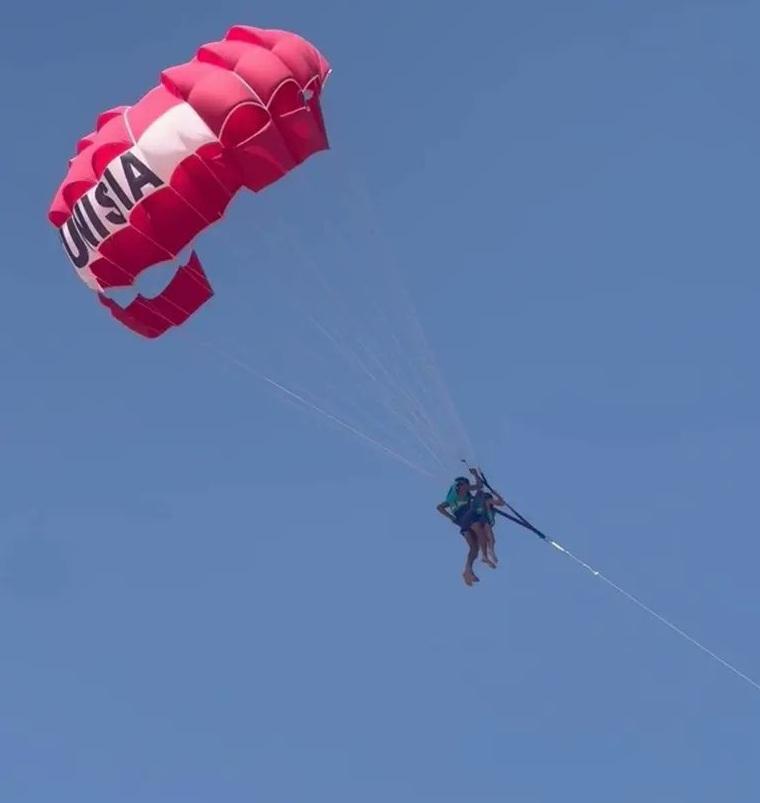 家人當日拍攝威爾遜與男教練玩滑翔傘的過程。(互聯網)