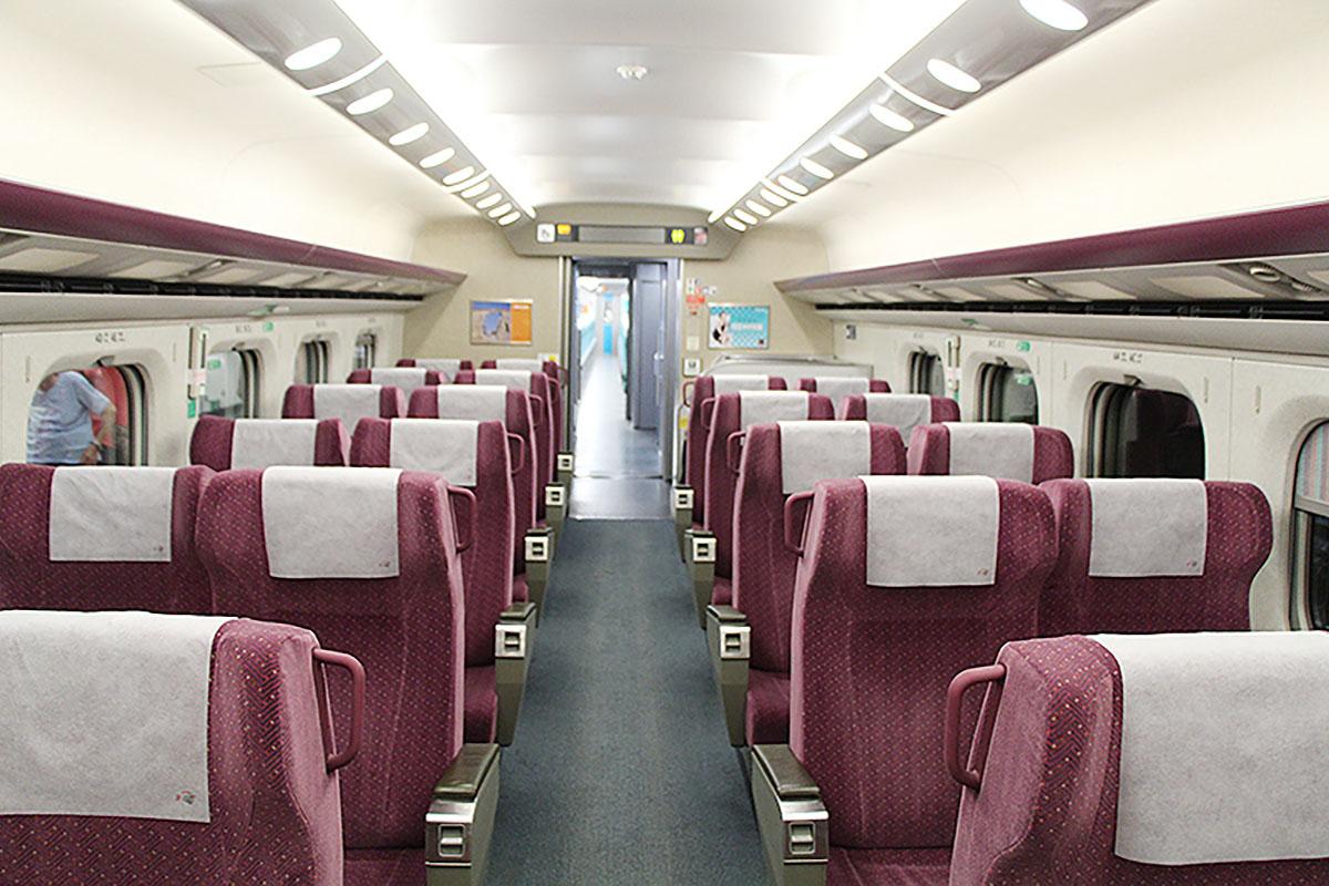 台灣高鐵下月修訂《旅客運送契約》,規定乘客在車廂用電子產品時必須使用耳筒。(台灣交通部觀光署圖片)