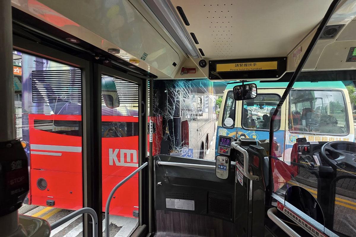 一輛九巴在太子道東溜前,撞到前方一輛涉及另一宗交通意外的九巴。(網民Amy Amy@FB群組「是日快快-巴士即日相」)