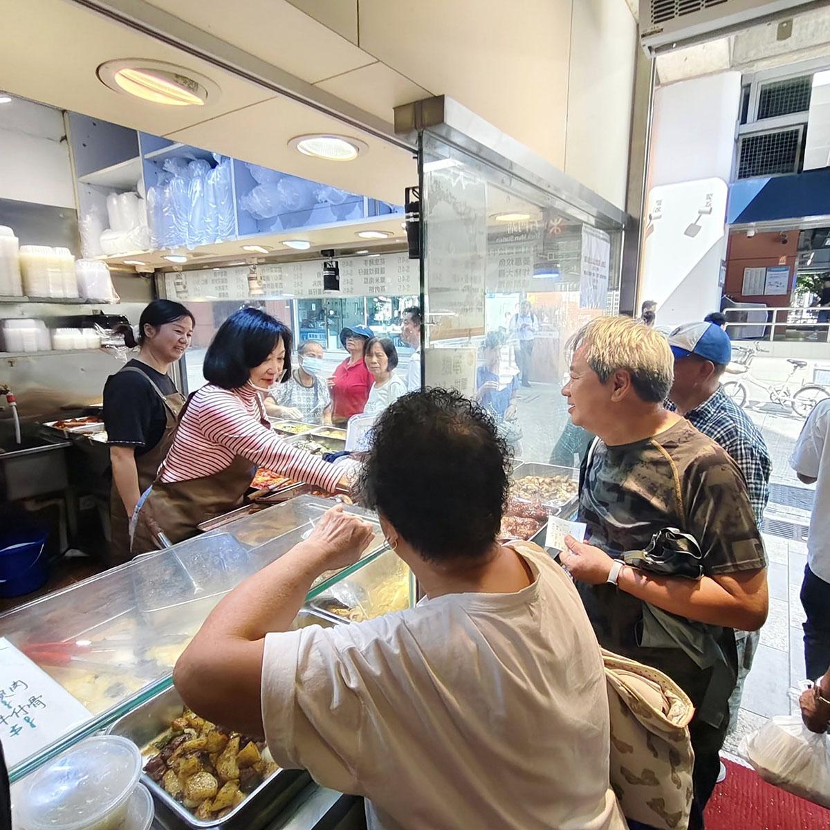 葉劉淑儀去咗體驗賣兩餸飯。(葉劉淑儀FB)