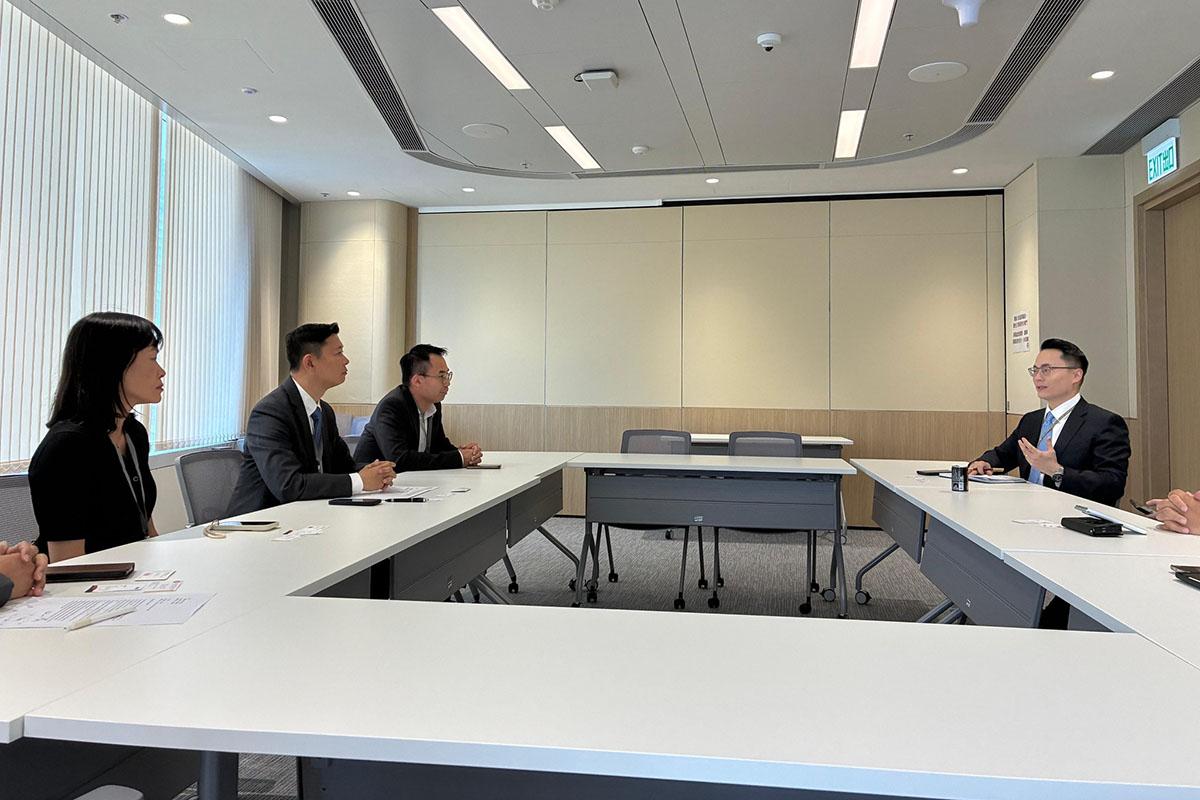 梁熙(右一)早前與香港正版正貨大聯盟會面。(梁熙FB)