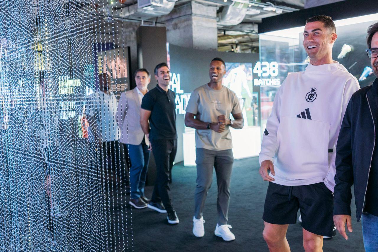 沙特超級盃|C朗前往K11的CR7 Life Museum Hong Kong展館參觀。(大會提供)