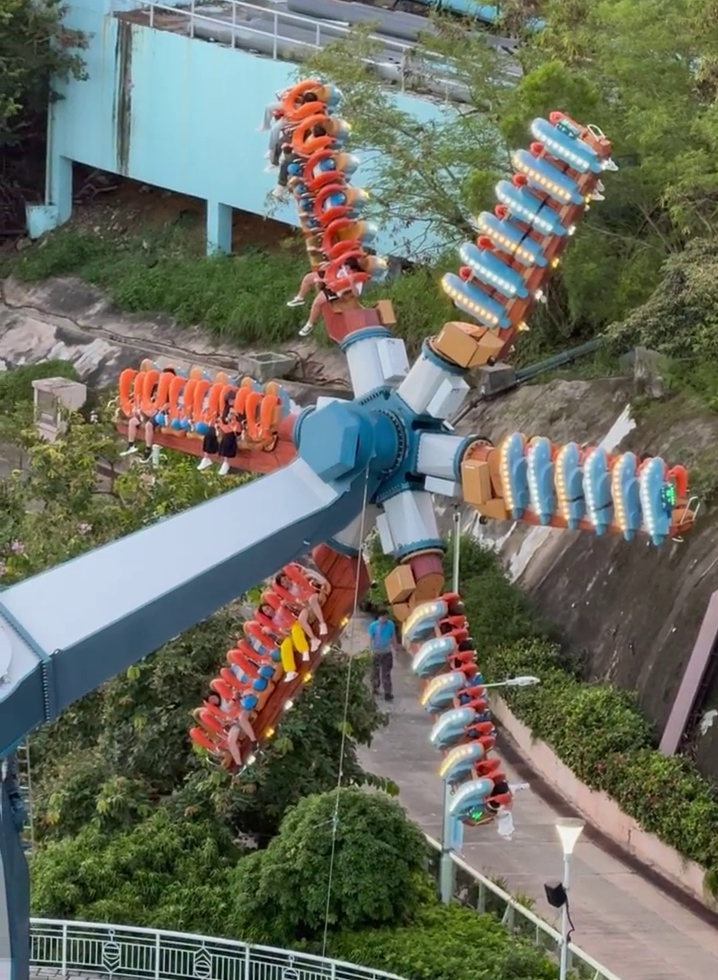 海洋公園「狂野龍捲風」懷疑故障停頓,17人被困高處。(網上影片截圖)