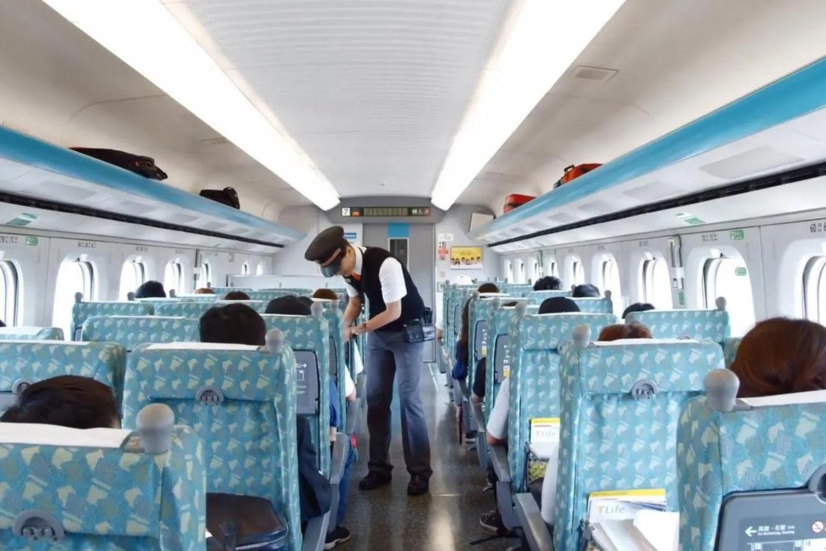台灣高鐵下月修訂《旅客運送契約》,規定乘客在車廂用電子產品時必須使用耳筒。(台灣高鐵FB)