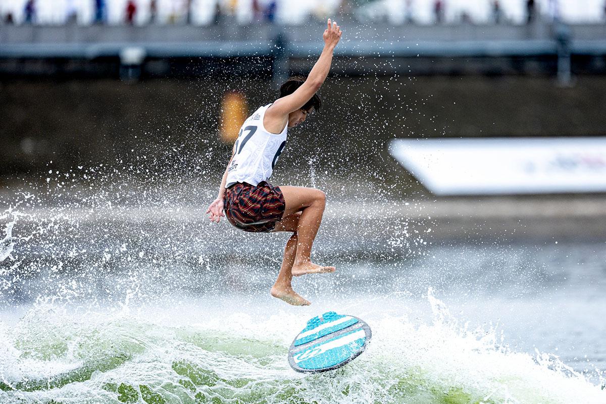 港隊鄭俊軒在世運會尾波衝浪決賽奪得銅牌。(相片由港協暨奧委會提供)