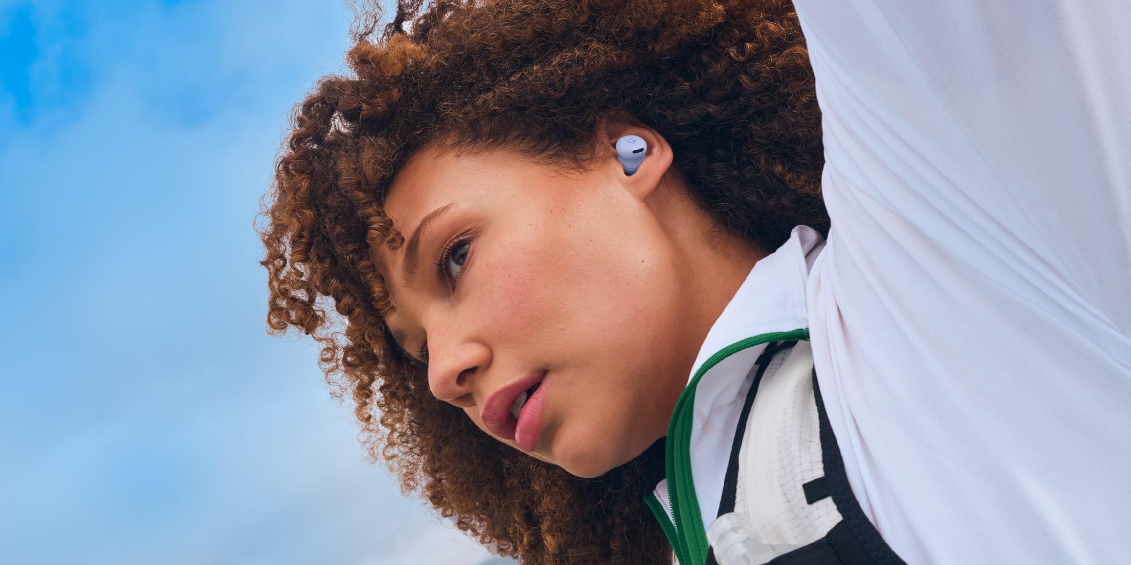 Pixel Buds 2a有鳶尾紫及霧灰色配色。