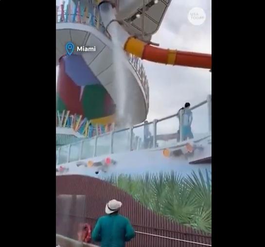 皇郵輪「海洋標誌號」上14米高的滑水道突然穿了一個大洞,一名男乘客受傷。(互聯網)