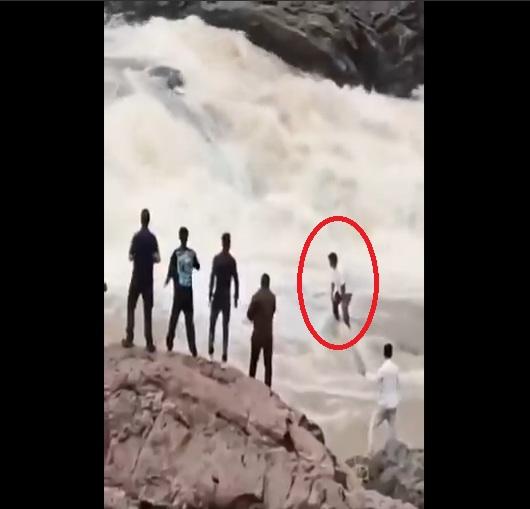 初時圖杜站在岩石上拍攝,瀑布水流湍急。(互聯網)