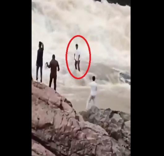 初時圖杜站在岩石上拍攝,瀑布水流湍急。(互聯網)