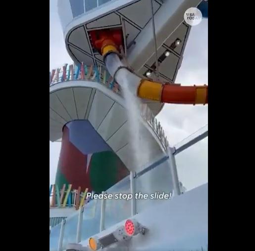 滑水道突然穿了大洞,水不停流出。(互聯網)