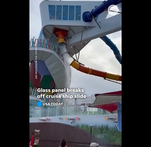 滑水道突然穿了大洞,水不停流出。(互聯網)