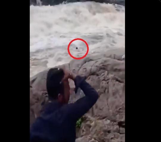 圖杜被山洪沖走。(互聯網)