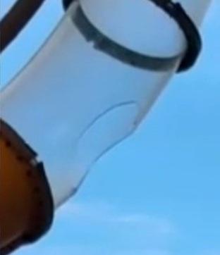 滑水道穿了一個大洞。(互聯網)