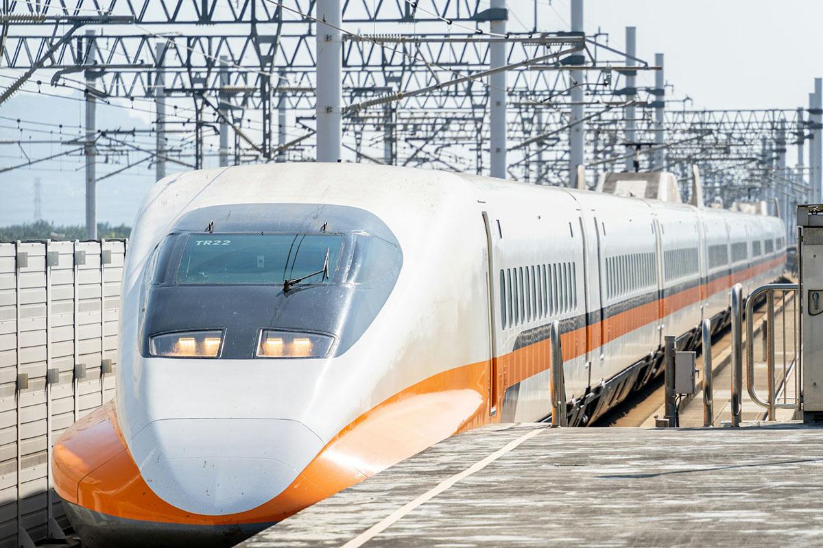 台灣高鐵下月修訂《旅客運送契約》,規定乘客在車廂用電子產品時必須使用耳筒。(Unsplash圖片)