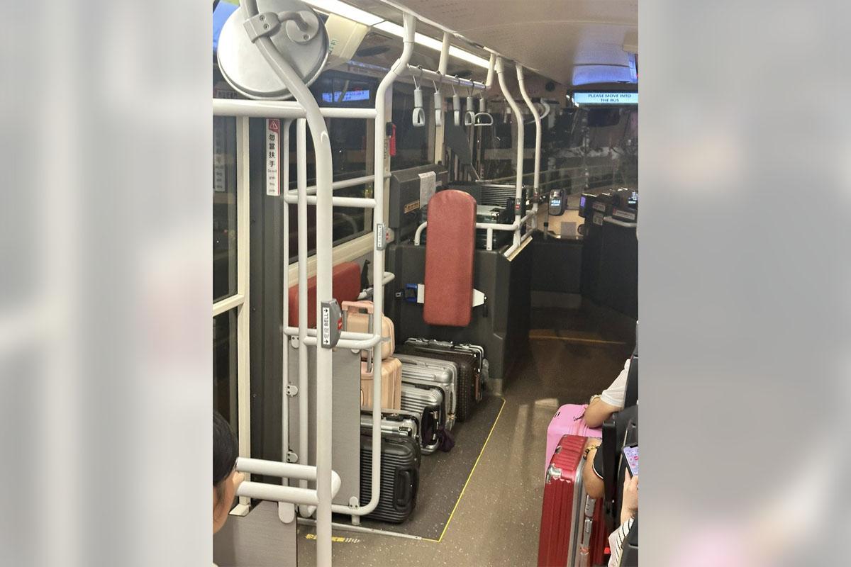 有乘客分享巴士放滿行李喼情況。(FB群組「屯門公路塞車關注組」圖片)
