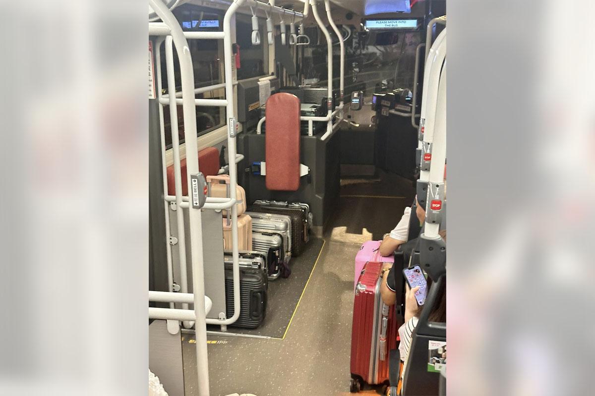 有乘客分享巴士放滿行李喼情況。(FB群組「屯門公路塞車關注組」圖片)